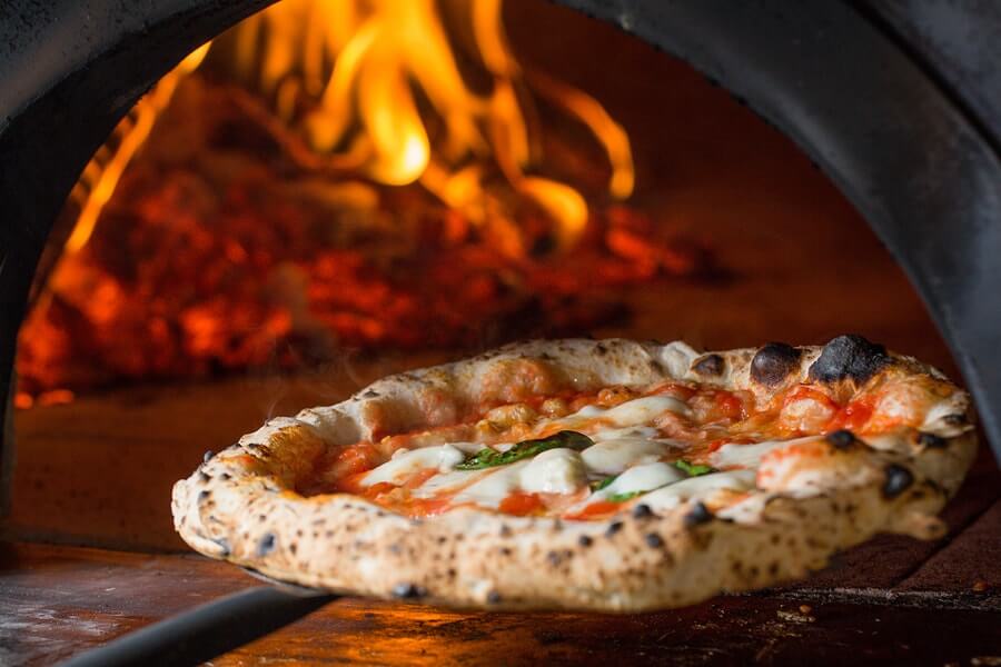 Mobile Pizza Oven for Party & Events Charming wood fired pizzeria for weddings, paries & events